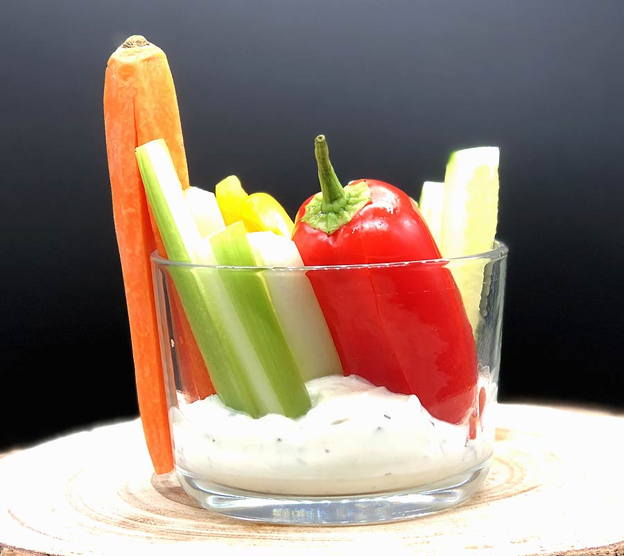 Gemüsesticks mit Kräuterdip im Gläschen